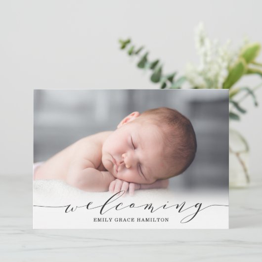 Elegantes Script Sweet Welcome Foto Birth Ankündigung (Stehend Vorderseite)