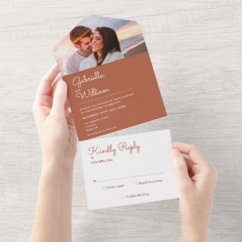 Elegantes Script Terracotta Monogram Foto Wedding All In One Einladung