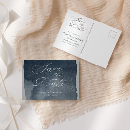 Elegantes Script Watercolor Wash Save the Date Postkarte