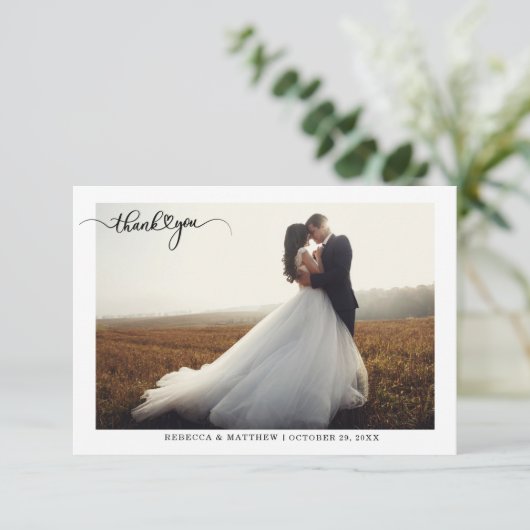 Elegantes Script Wedding Foto Dankeskarte (Stehend Vorderseite)