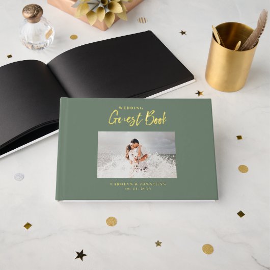 Elegantes Script Wedding Foto Sage Gästebuch (Vorderseite Offen)