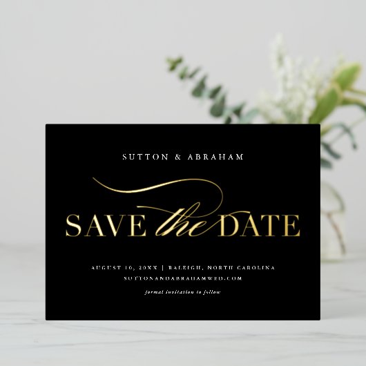 Elegantes Script Wedding Foto Save the Date Gold Folieneinladung (Stehend vorne)