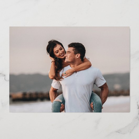 Elegantes Script Wedding Foto Save the Date Gold Folieneinladung (Rückseite)