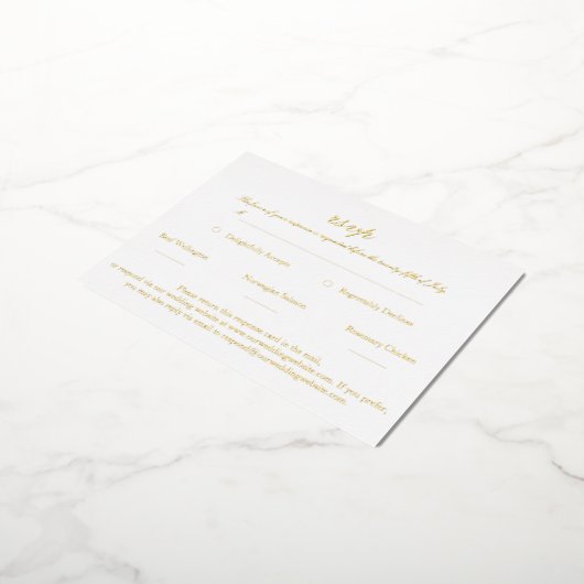 Elegantes Script Wedding RSVP Real Gold Folie Einladungspostkarte (Gedreht)