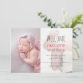 Elegantes Script Welcome Baby Girl Foto Pink Birth Ankündigung (Stehend Vorderseite)