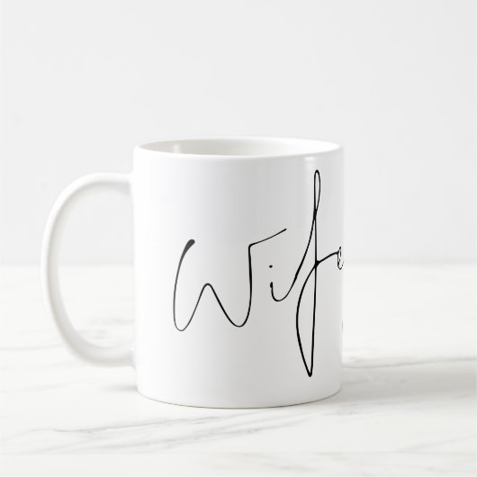 Elegantes Script Wifey Bride Name Schwarz-weiß Kaffeetasse (Links)