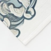 Elegantes Scrolling Damask Muster in Soft Blue und Fleecedecke (Ecke)