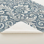Elegantes Scrolling Damask Muster in Soft Blue und Sherpadecke (3/4)