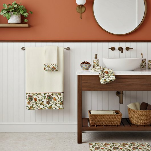 Elegantes Set mit fallendem Blumenmuster Badetuch