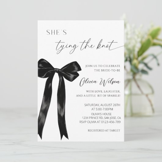 Elegantes "She's Tying the Knot"-Brautparty-Party Einladung (Stehend Vorderseite)
