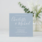 Elegantes Signature Script Dusty Blue Wedding Einladung (Stehend Vorderseite)