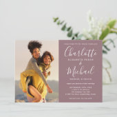 Elegantes Signature Script Foto Mauve Wedding Einladung (Stehend Vorderseite)