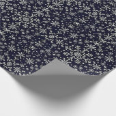 Elegantes Silber-Blau-Schneeflockenmuster Geschenkpapier (Ecke)