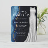Elegantes silbernes Kleid & Navy 60. Geburtstagsfe Einladung (Stehend Vorderseite)