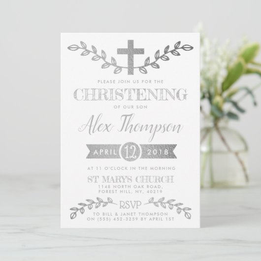 Elegantes Silver Foil Cross & Foliage Christening Einladung (Stehend Vorderseite)