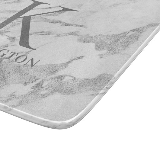 Elegantes Silver Foil Marmor Monogramm Schneidebrett (Ecke)