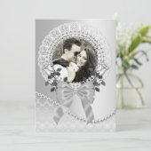 Elegantes Silver Foto Hochzeit Einladung mit Pearl (Stehend Vorderseite)