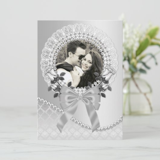 Elegantes Silver Foto Hochzeit Einladung mit Pearl (Stehend Vorderseite)