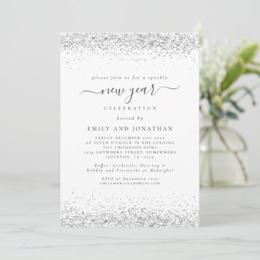 Elegantes Silver Glitzer Script Silvester Party Einladung (Stehend Vorderseite)