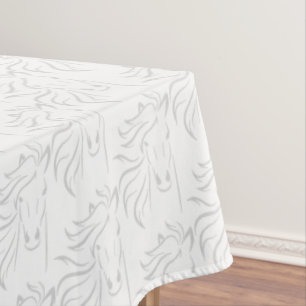 Elegantes Silver Graue Pferdemuster auf weißem Med Tischdecke