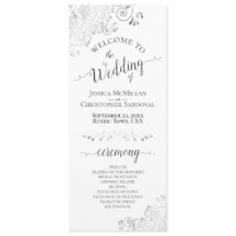 Elegantes Silver Gray Curls auf dem White Wedding