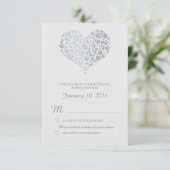 Elegantes Silver Heart Light Gray Wedding RSVP Karte (Stehend Vorderseite)