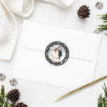 Elegantes Silver Holiday Pattern Hochzeitsfest Fot Runder Aufkleber<br><div class="desc">Personalisieren Sie dieses festliche Holzkohle grau / schwarz und metallisch silber gefärbte Weihnachtskränzrahmen Ornament Design mit Ihrem Lieblings-Foto.</div>