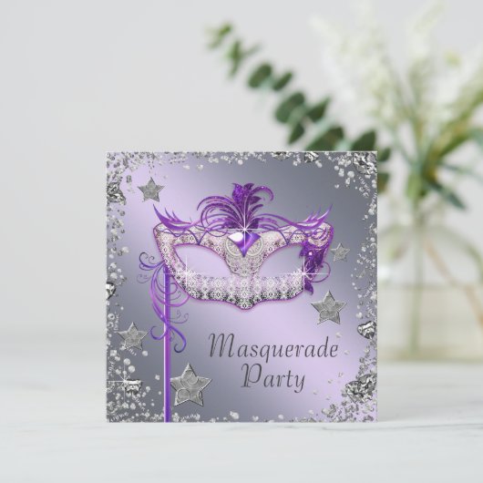 Elegantes Silver Lila Masquerade Party Einladung (Stehend Vorderseite)