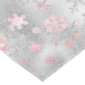 Elegantes Silver Pink Weihnachten Schneeflockenmus Tischdecke (Schrägansicht)