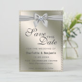 Elegantes Silver Ribbon & Gemstone Save the Date (Stehend Vorderseite)