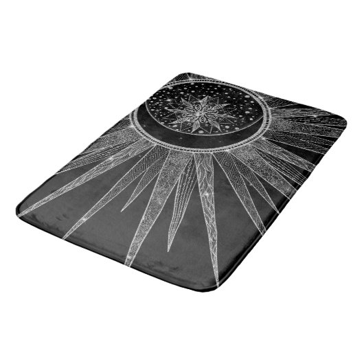 Elegantes Silver Sun Moon Mandala Schwarzes Design Badematte (Schrägansicht)