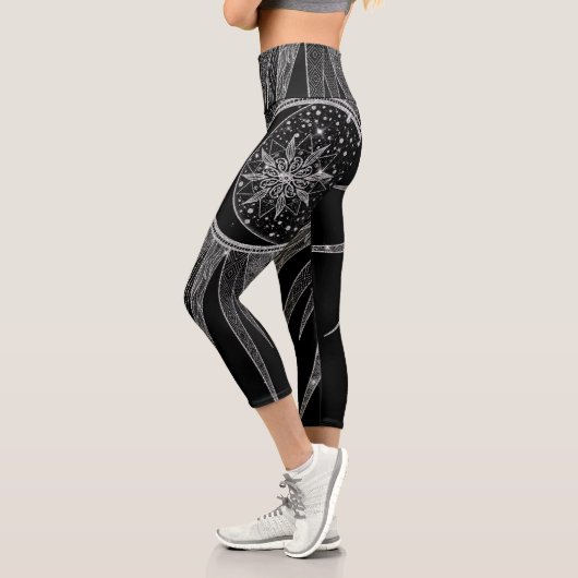 Elegantes Silver Sun Moon Mandala Schwarzes Design Capri Leggings (Links)