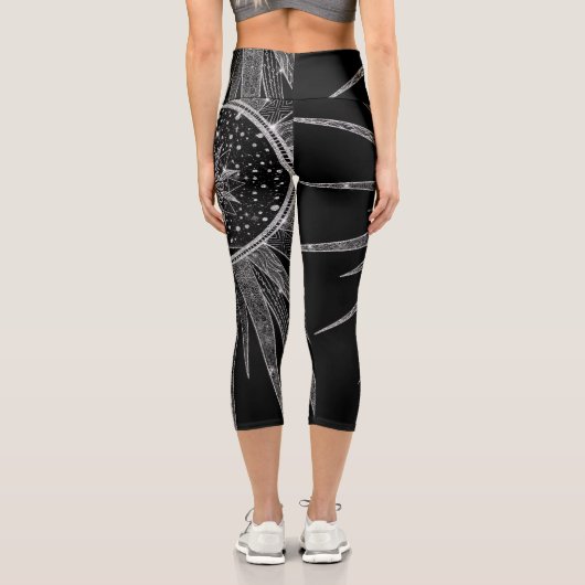 Elegantes Silver Sun Moon Mandala Schwarzes Design Capri Leggings (Rückseite)