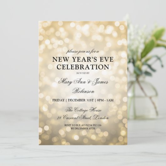 Elegantes Silvester Party Gold Bokeh Lights Einladung (Stehend Vorderseite)