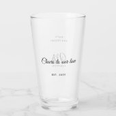 Elegantes Skript Anpassbarer Name Mr. Anniversary Glas (Rückseite)
