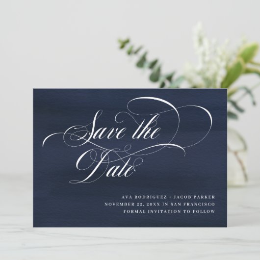 Elegantes Skript | Dunkelblau Save The Date (Stehend Vorderseite)