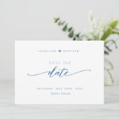 Elegantes Skript, Dusty Blue, White Simple Wedding Save The Date (Stehend Vorderseite)