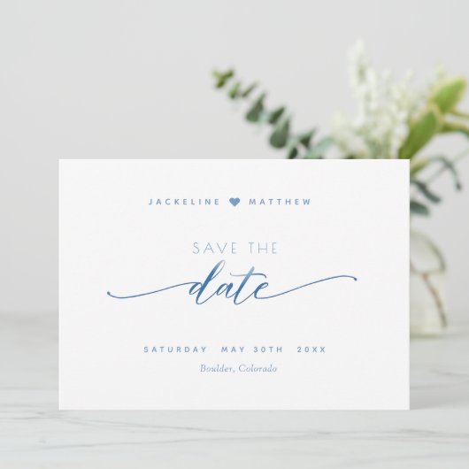 Elegantes Skript, Dusty Blue, White Simple Wedding Save The Date (Stehend Vorderseite)