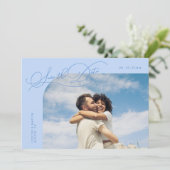 Elegantes Skript Eisblauer Gebogener Rahmen Foto Save The Date (Stehend Vorderseite)