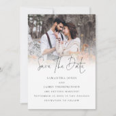 Elegantes Skript-Foto-Overlay QR-Code Hochzeit Save The Date (Vorderseite)
