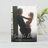 Elegantes Skript-Foto-QR-Code-Hochzeit Save The Date (Stehend Vorderseite)