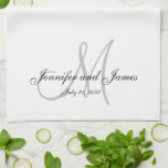 Elegantes Skript-graue Geschirrtuch<br><div class="desc">Personalisierter eleganter grauer Monogrammentwurf mit Braut- und Bräutigamnamen und Hochzeit datieren in schwarzes Skript einen weißen Hintergrund. Gebrauch "fertigt" Menü besonders an,  um die Farben zu ändern. Macht ein großes Geschenk für eben weds. Fertigen Sie mit Ihren Namen,  Monogramminitiale und Hochzeitsdatum besonders an. Elke Clarke©</div>