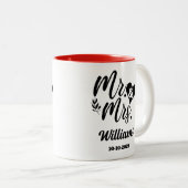 Elegantes Skript Mr. & Mrs. Nachname Neu verheirat Zweifarbige Tasse (VorderseiteRechts)