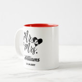 Elegantes Skript Mr. & Mrs. Nachname Neu verheirat Zweifarbige Tasse (Vorderseite Links)