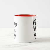 Elegantes Skript Mr. & Mrs. Nachname Neu verheirat Zweifarbige Tasse (Mittel)