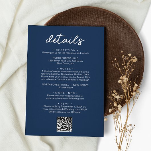 Elegantes Skript Navy Blue QR Code Hochzeitdetails Begleitkarte