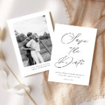 Elegantes Skript Schwarz-weißes Foto auf Back Wedd Save The Date<br><div class="desc">Diese Ankündigung Datum freihalten enthält eine elegante Skriptüberschrift und Ihren eigenen Text,  mit einem Foto auf der Rückseite. Verwenden Sie die Vorlage,  um Ihre Informationen hinzuzufügen. Die Farben und das Foto-Filter (Schwarzweiß oder Farbe) können mit dem Design-Tool geändert werden.</div>