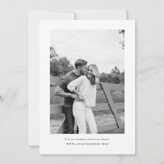 Elegantes Skript Schwarz-weißes Foto auf Back Wedd Save The Date (Rückseite)