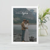 Elegantes Skript Sie sagte Yes Verlobung Lake Foto Einladung (Stehend Vorderseite)