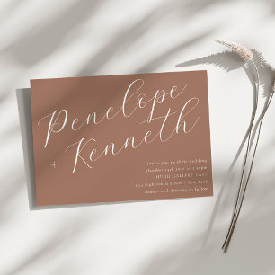 Elegantes Skript Stylische Hochzeit Erdiges Mocha  Einladung
